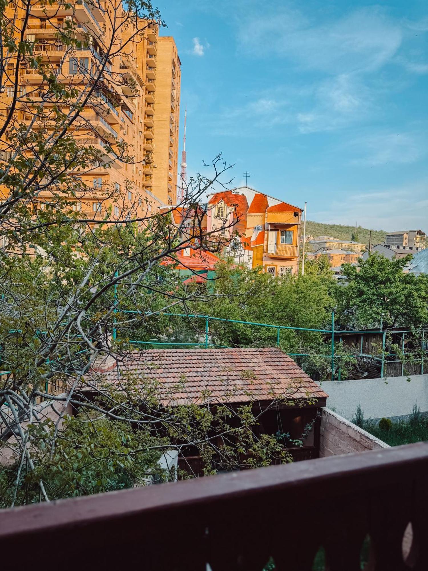 Armenia Hotel Erevan Esterno foto