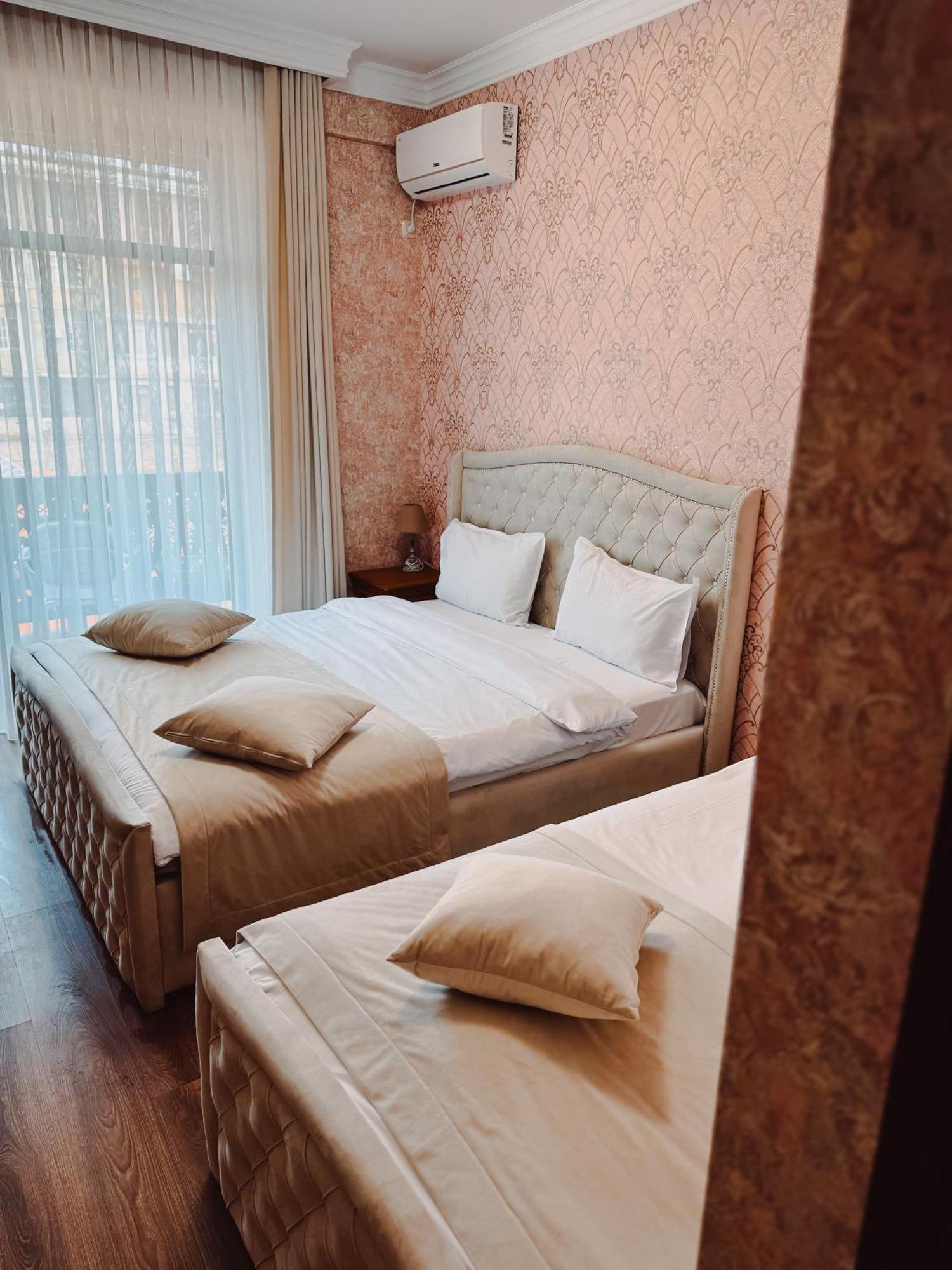 Armenia Hotel Erevan Esterno foto