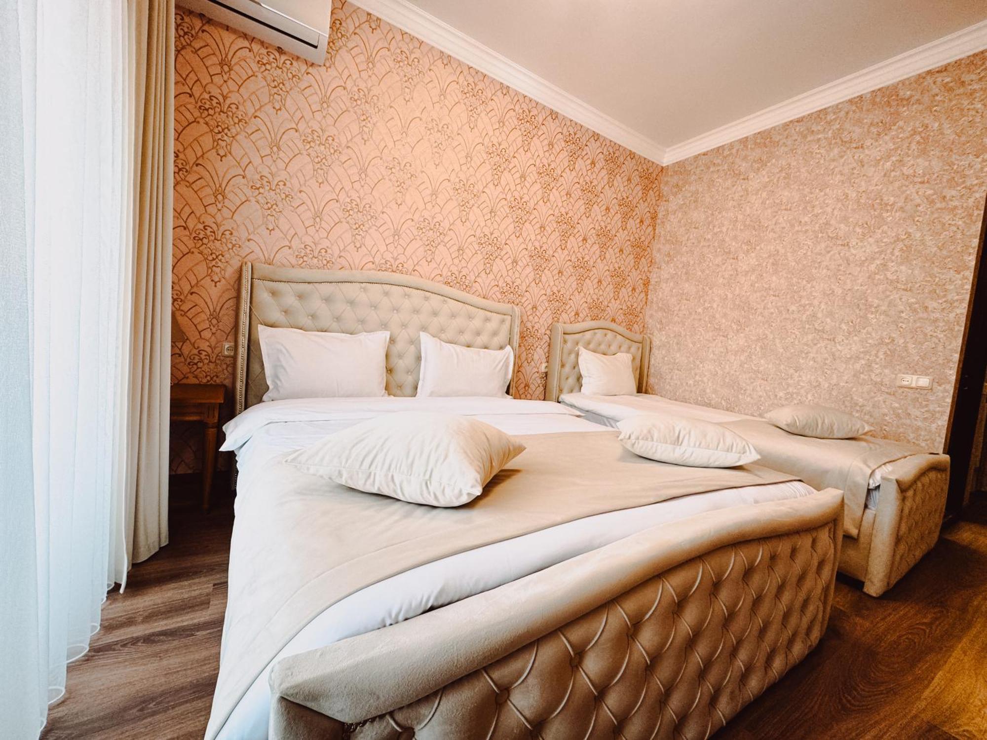 Armenia Hotel Erevan Esterno foto