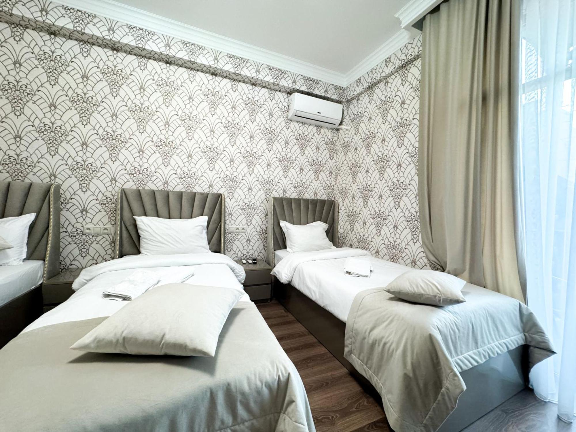 Armenia Hotel Erevan Esterno foto