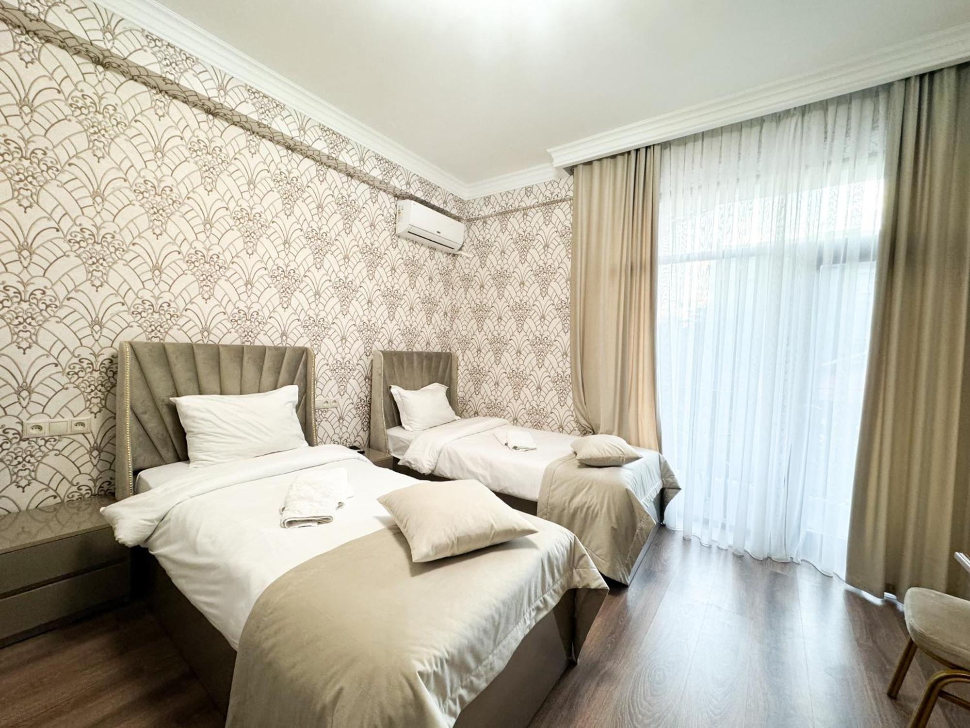Armenia Hotel Erevan Esterno foto
