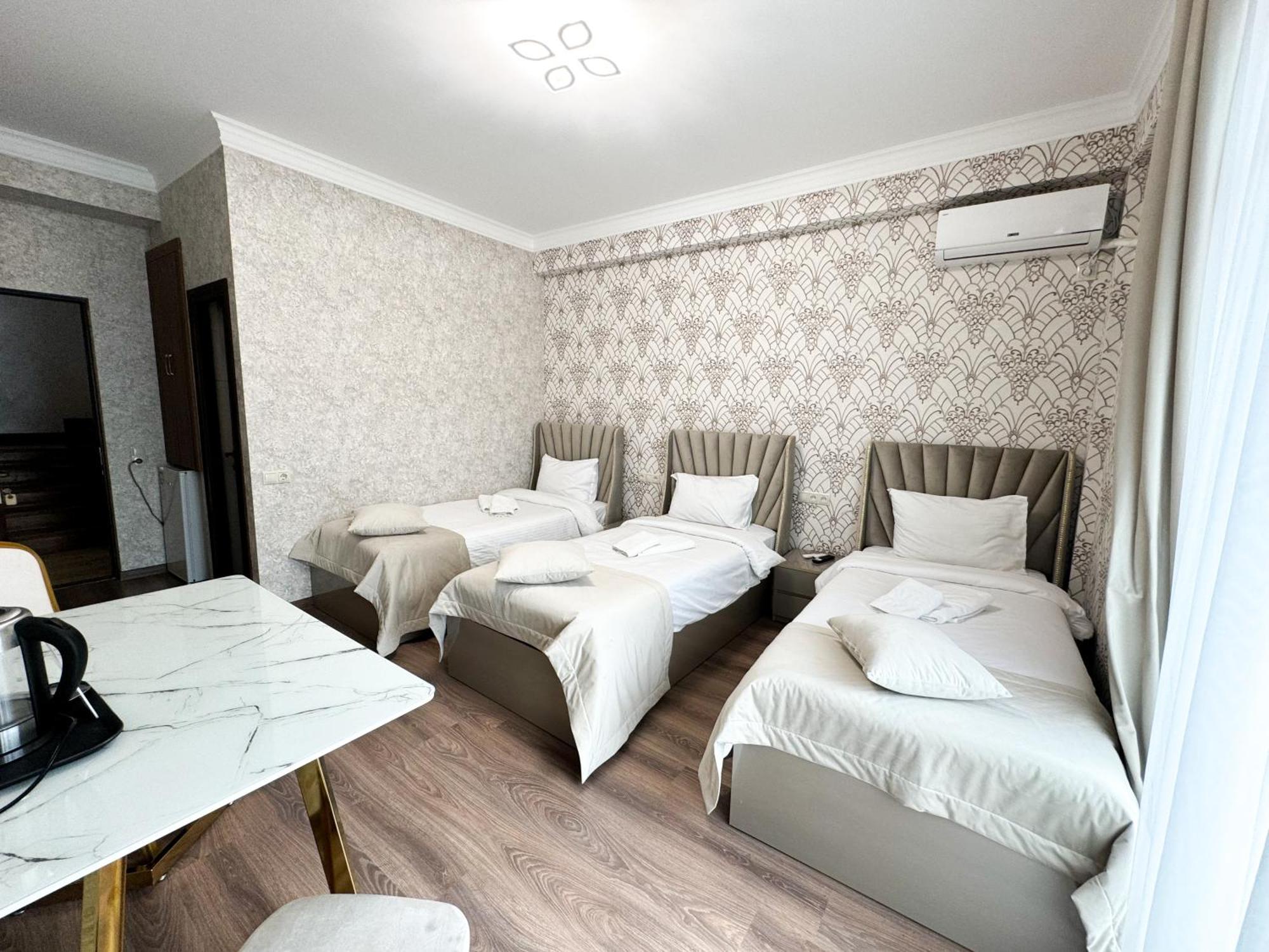 Armenia Hotel Erevan Esterno foto