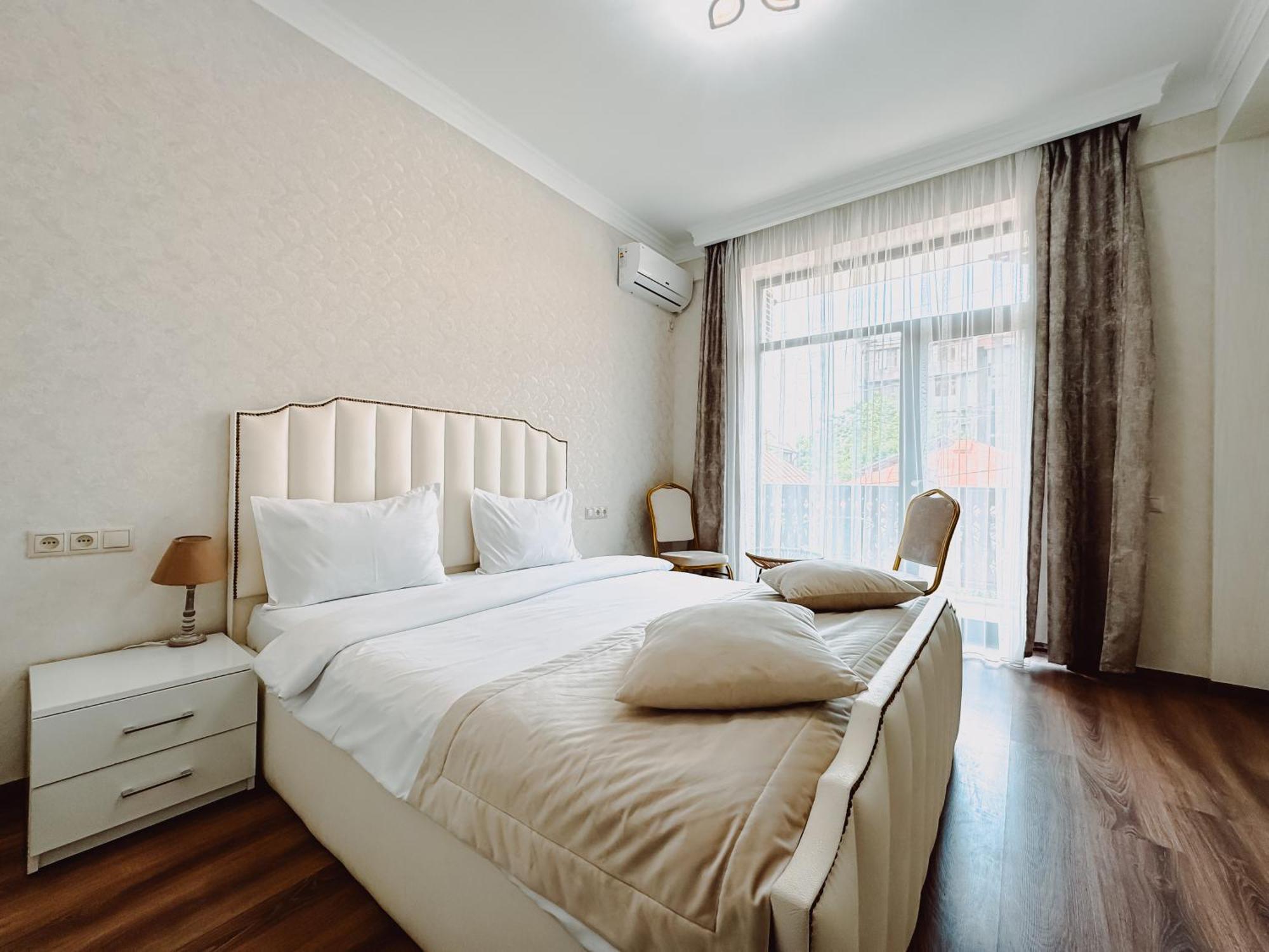 Armenia Hotel Erevan Esterno foto