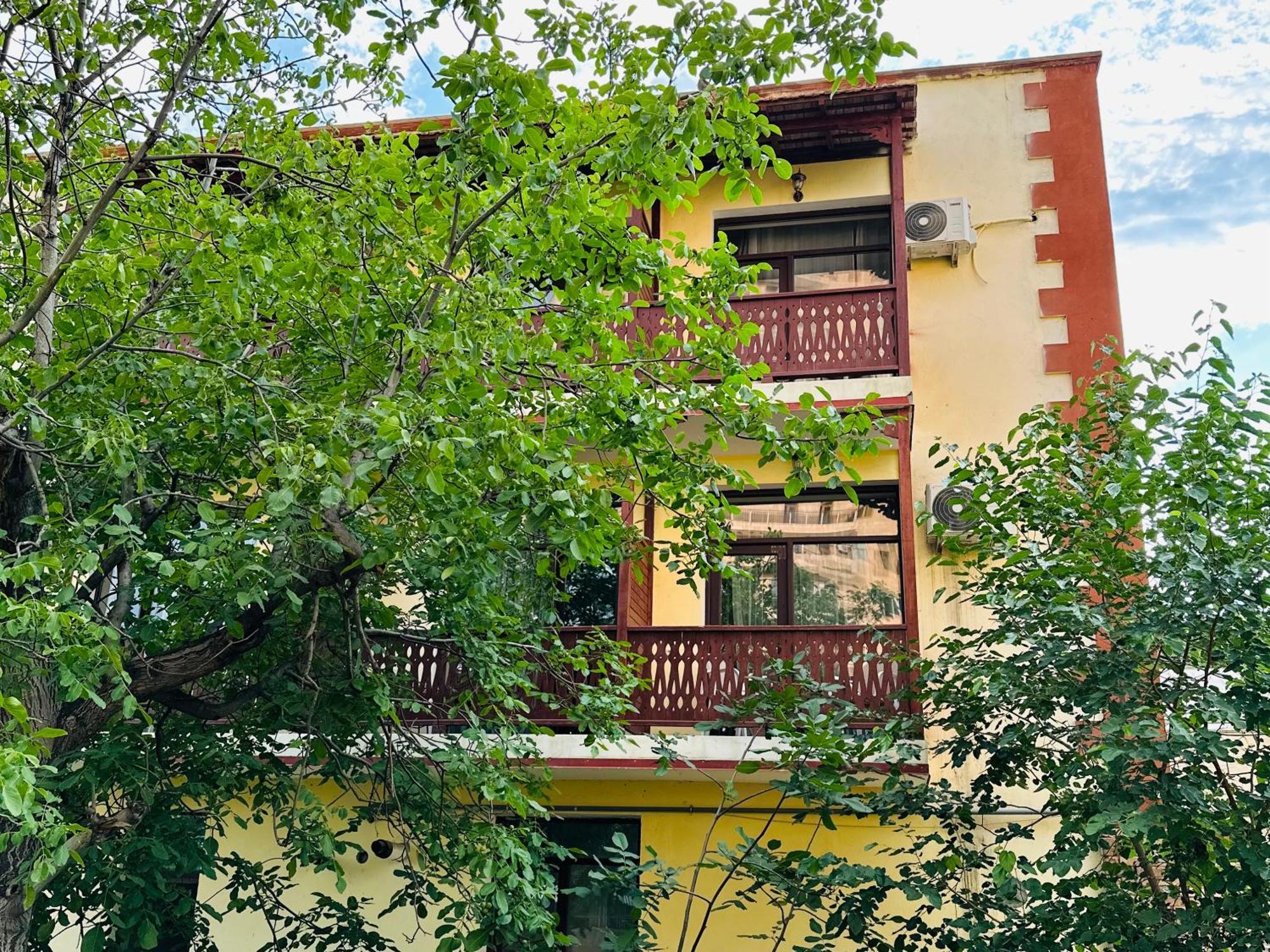 Armenia Hotel Erevan Esterno foto
