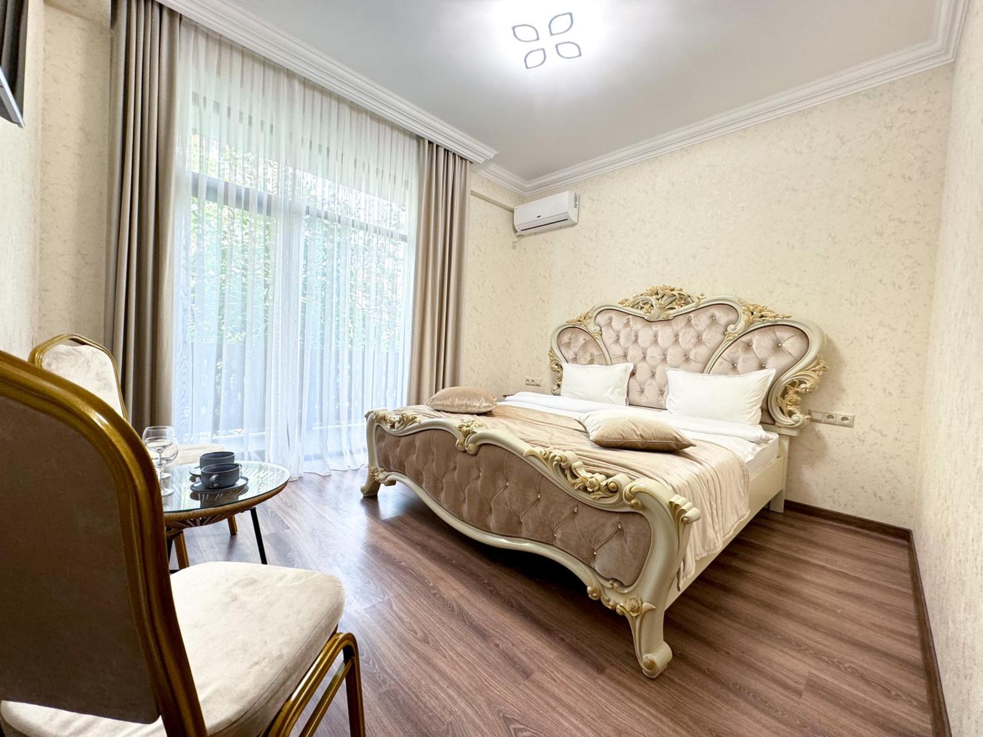 Armenia Hotel Erevan Esterno foto