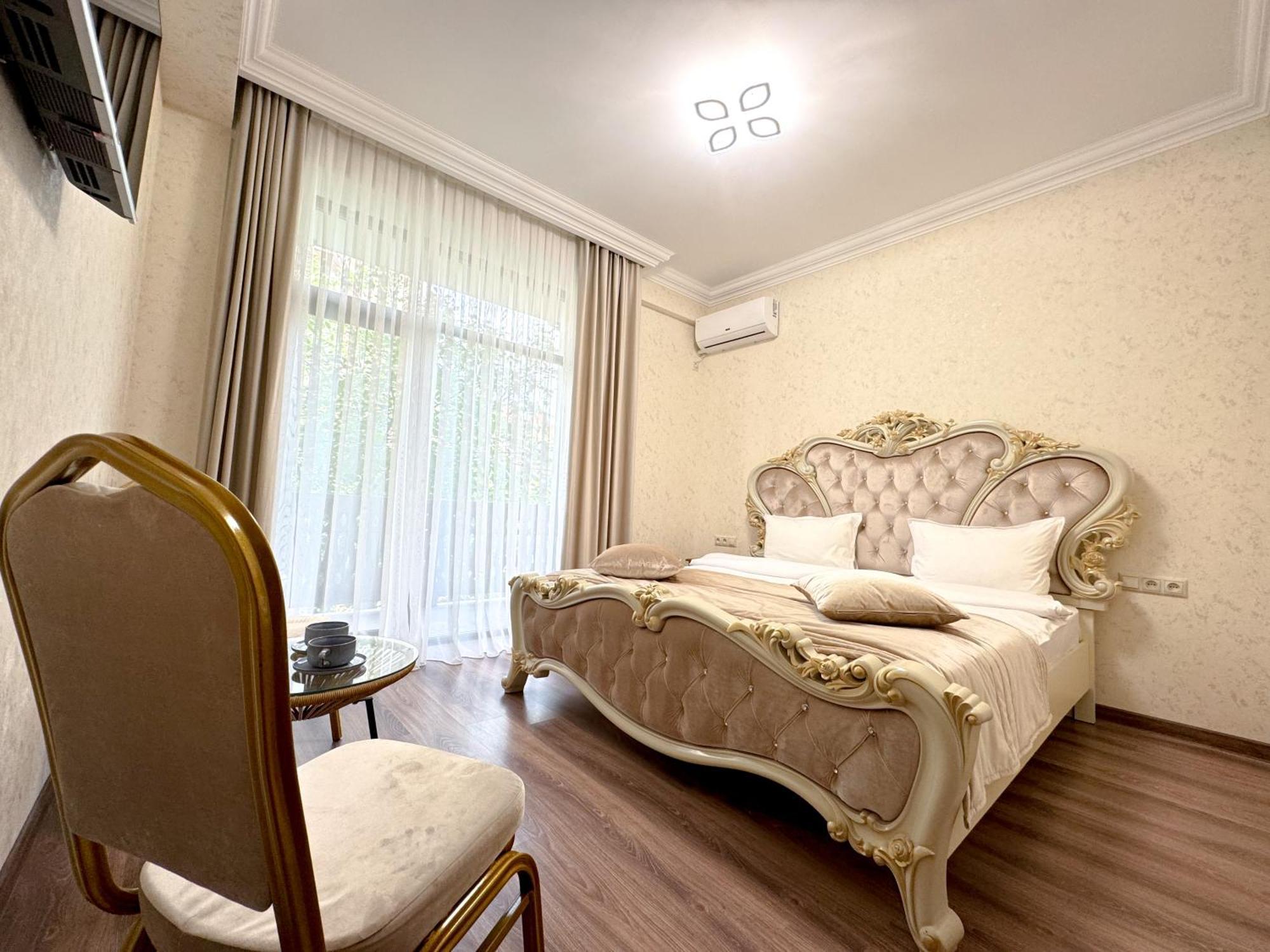 Armenia Hotel Erevan Esterno foto