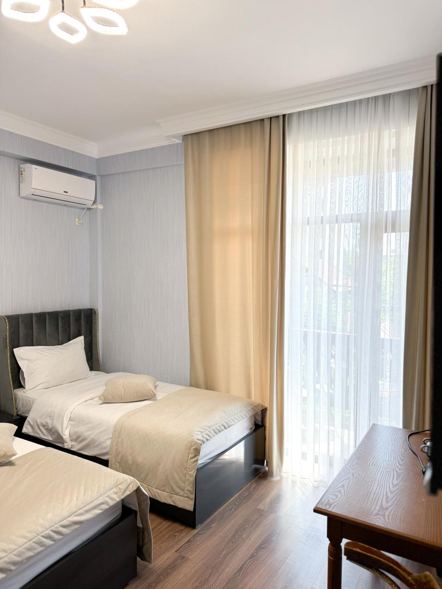 Armenia Hotel Erevan Esterno foto