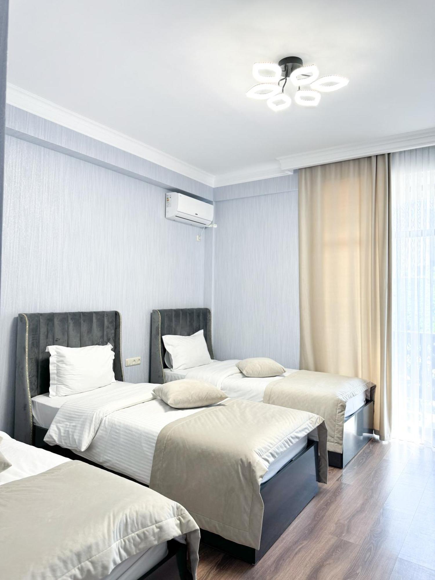 Armenia Hotel Erevan Esterno foto