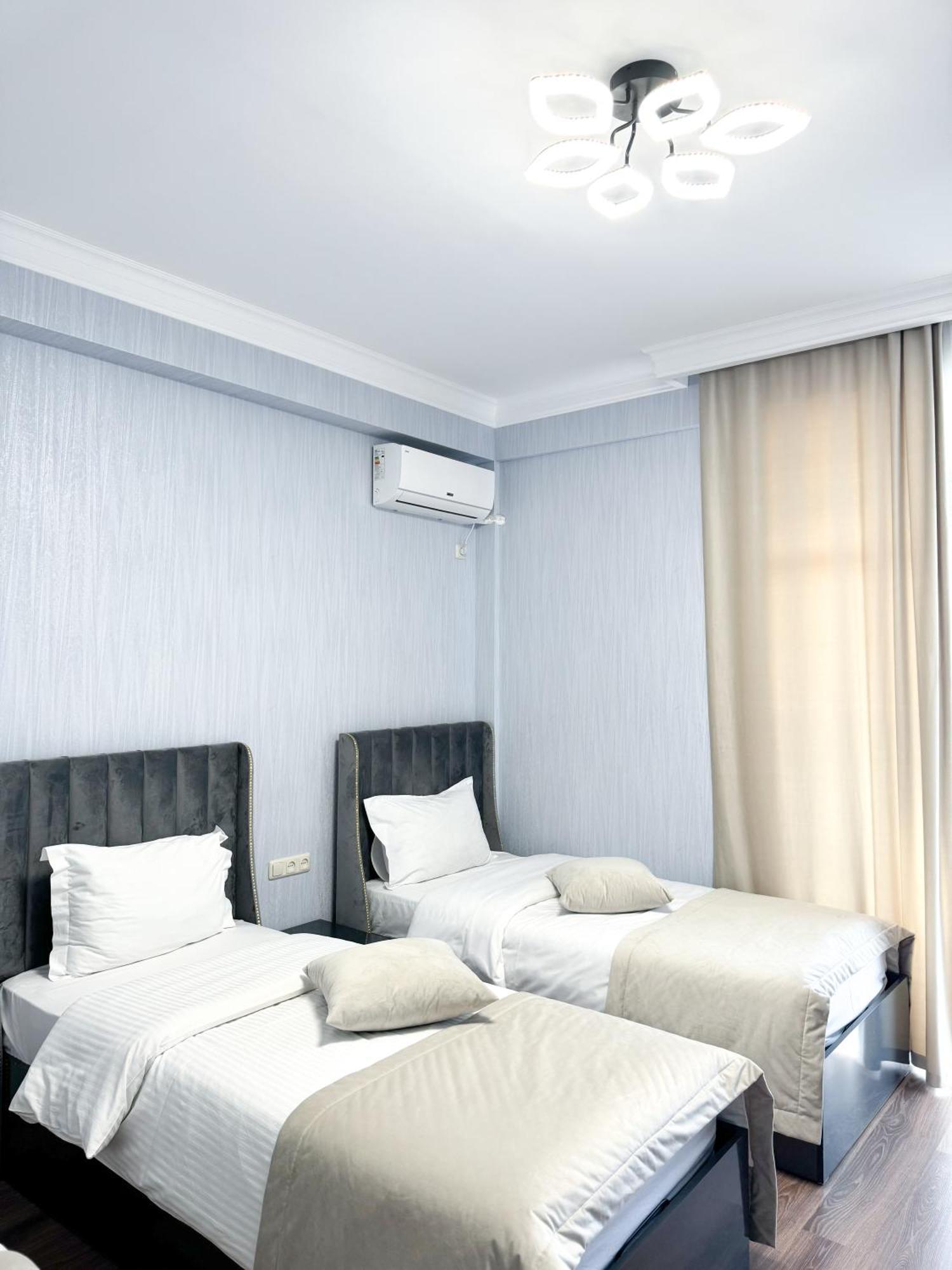 Armenia Hotel Erevan Esterno foto