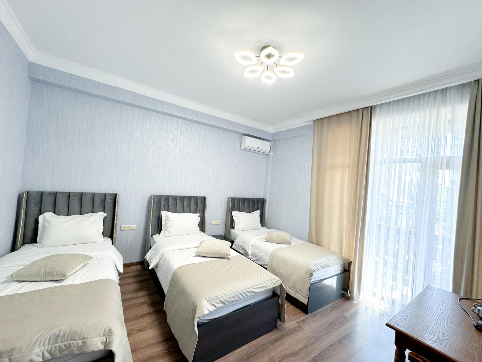Armenia Hotel Erevan Esterno foto