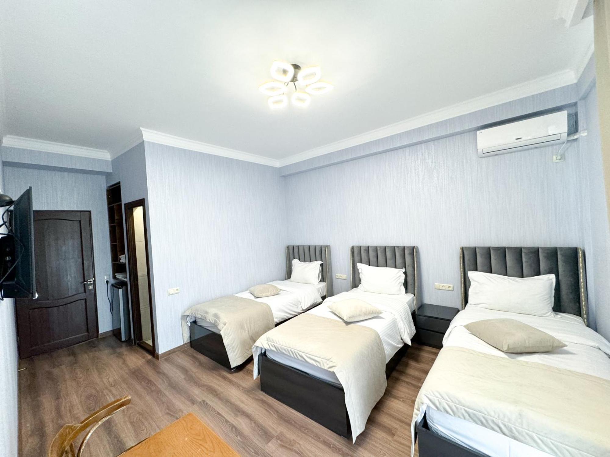 Armenia Hotel Erevan Esterno foto