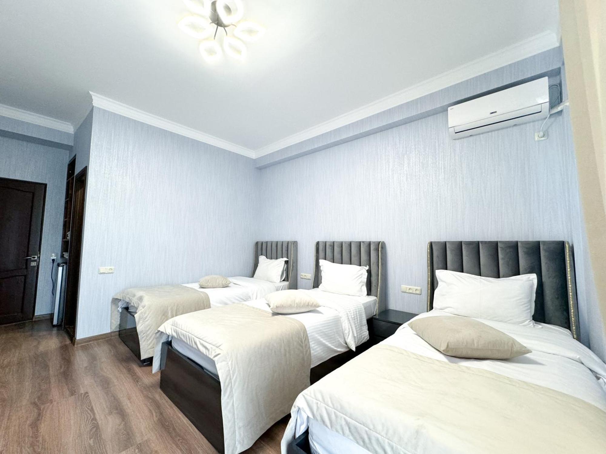 Armenia Hotel Erevan Esterno foto