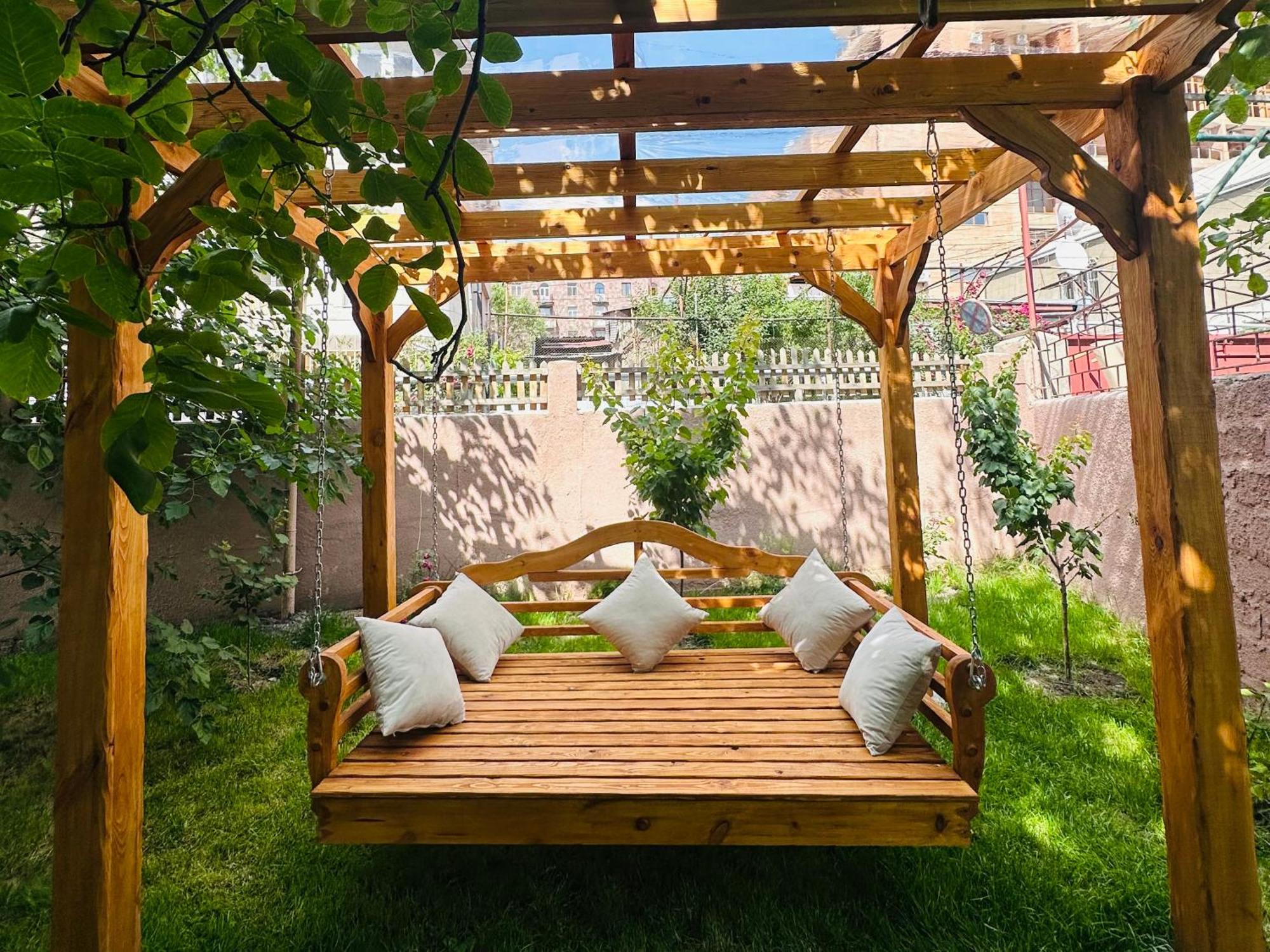Armenia Hotel Erevan Esterno foto