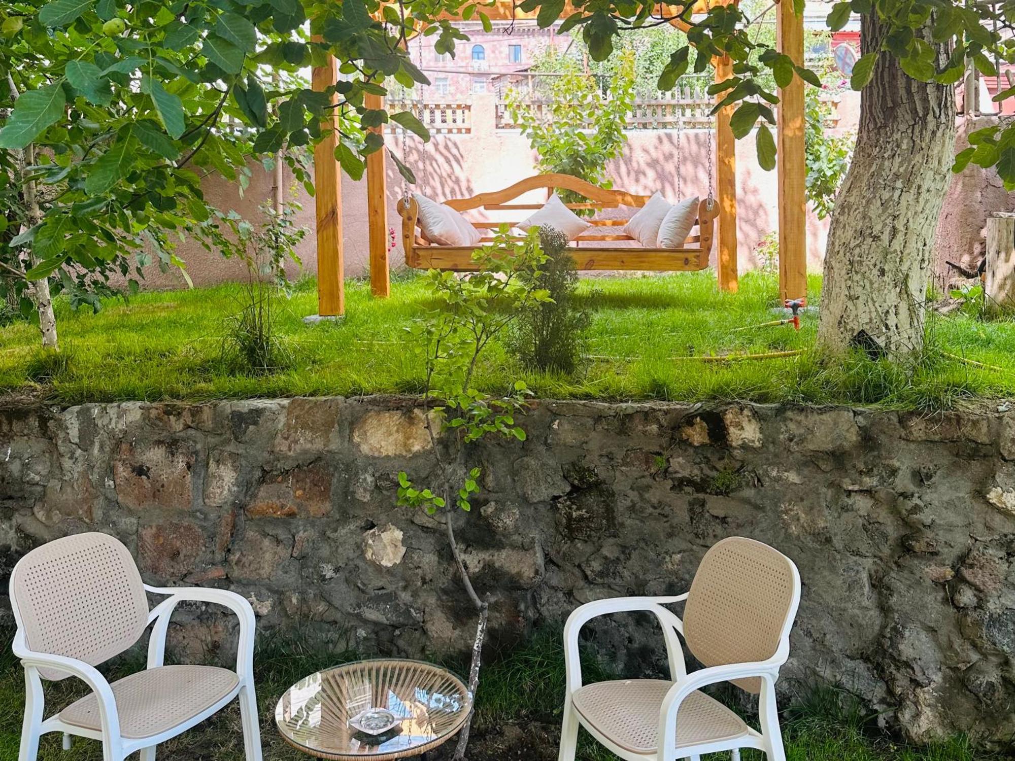 Armenia Hotel Erevan Esterno foto