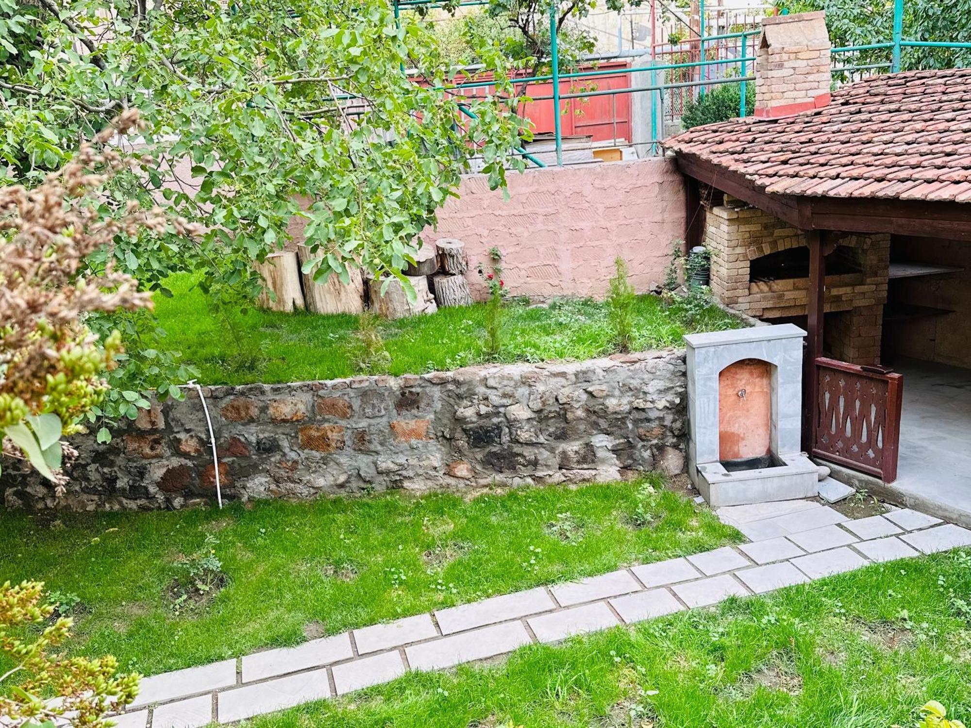 Armenia Hotel Erevan Esterno foto